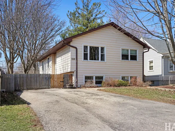 1308 Ridgeway St, Round Lake, IL 60073