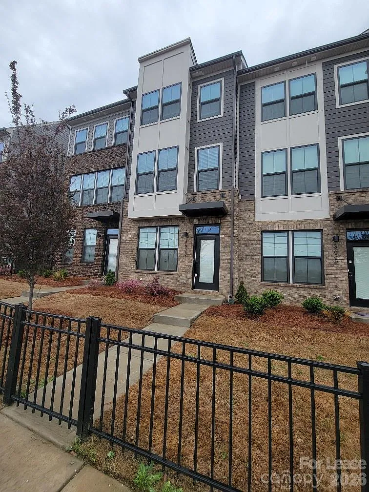 Building Photo - 3633 S Tryon St