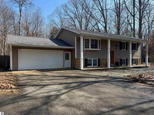 760 Hiawatha Dr, Mount Pleasant, MI 48858
