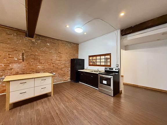 2nd image of 321 King St E