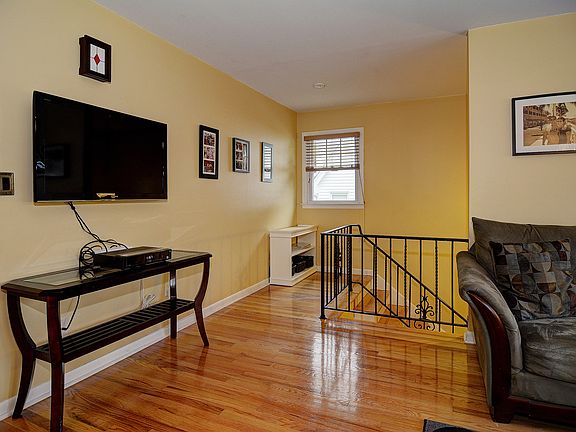 3rd image of 22 Lincoln Ave