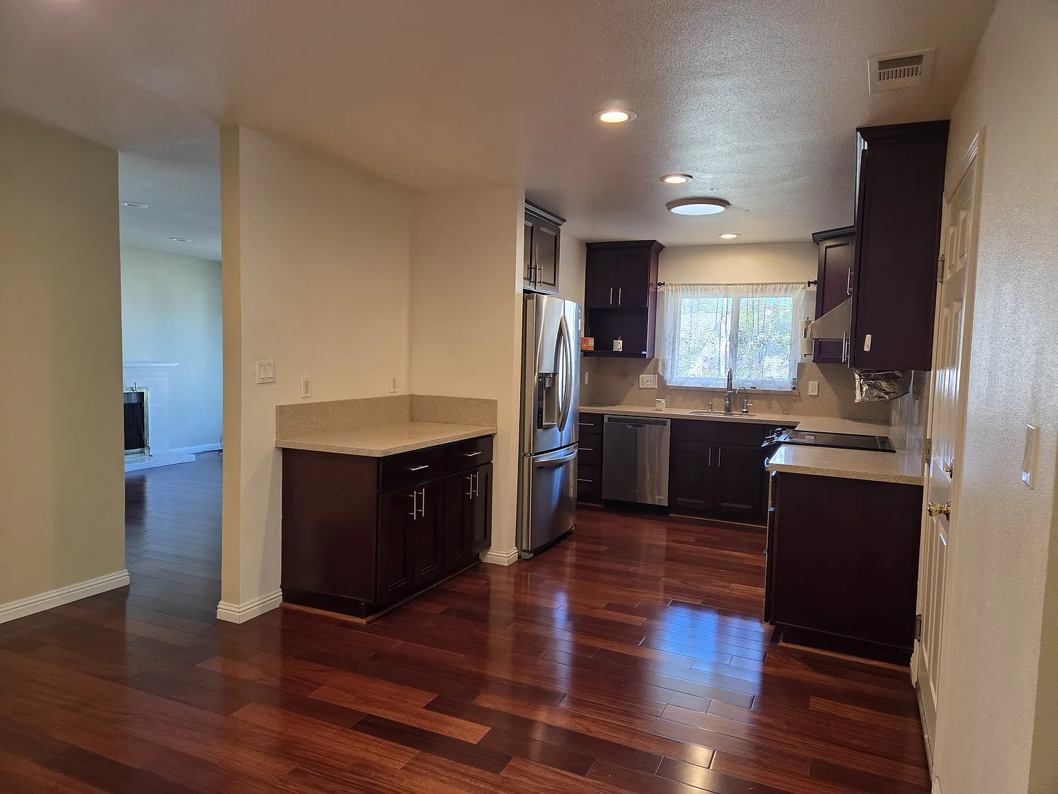 5 bed, 1820 sqft, $5,500 — Photo 2