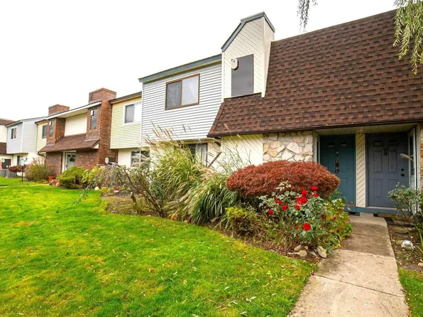 52 Pointe Circle S #52, Coram, NY 11727