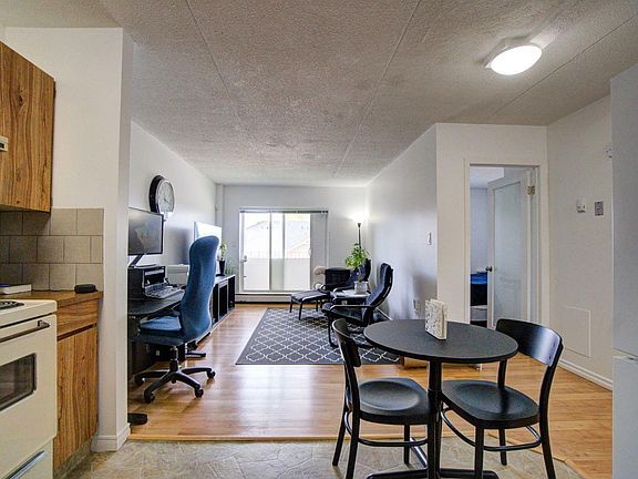 2nd image of 203-1 Chinook Cres #203
