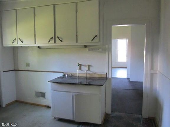 5th image of 23 N Pleasant St
