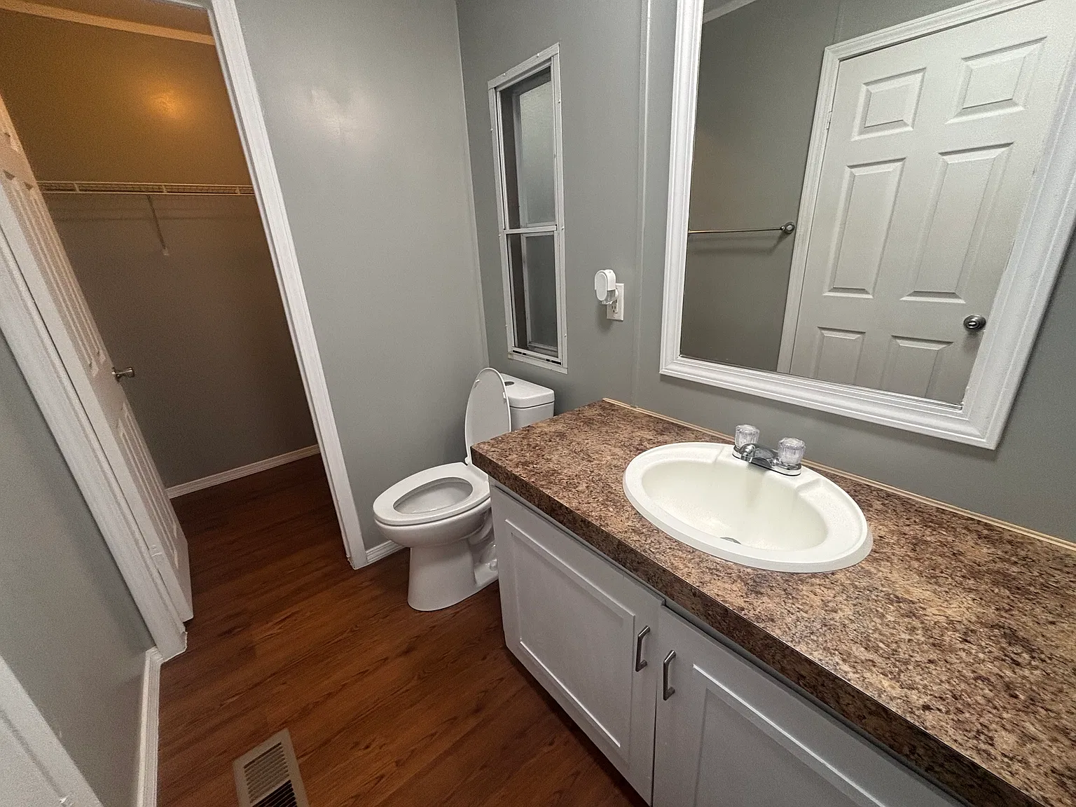 3 bed, 924 sqft, $1,529 — Photo 4