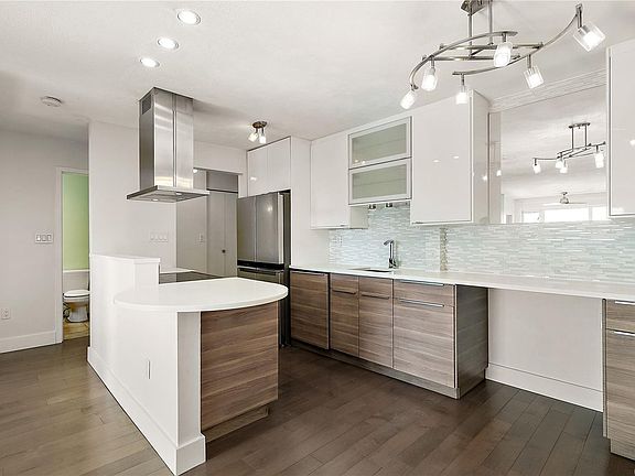 4th image of 105 Gorge Rd E #802