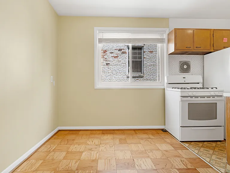 3433 Mount Pleasant St NW #203 — Photo 4