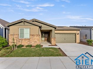 1227 Las Rosas Ave, Clovis, CA 93619