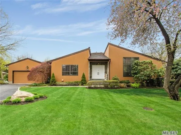 18 Doral Dr, Manhasset, NY 11030