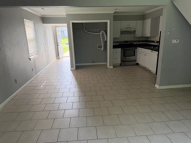 Updated kitchen w/ all appliances!