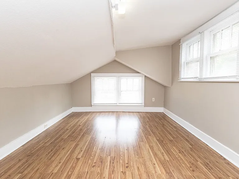 457 Roanoke Ave — Photo 11