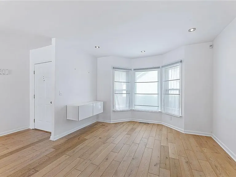 908 Lenox Hill Ct NE — Photo 5