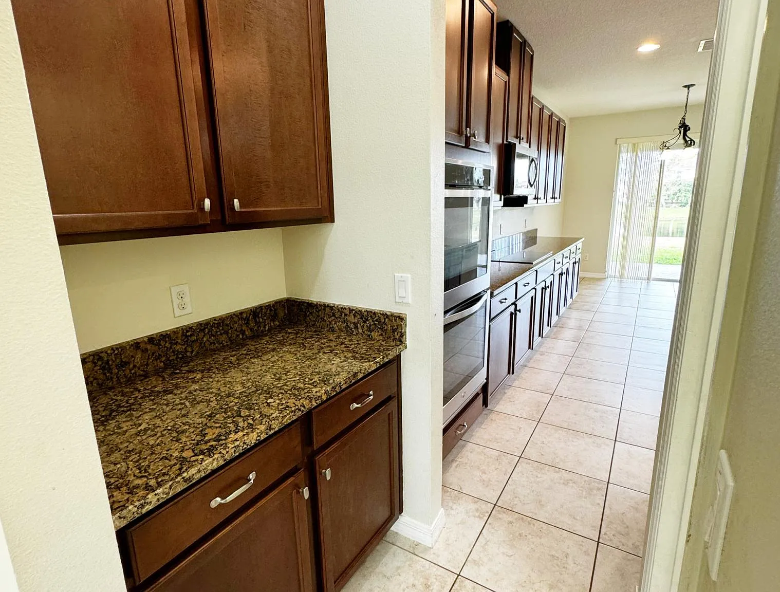 5 bed, 3433 sqft, $3,200 — Photo 4