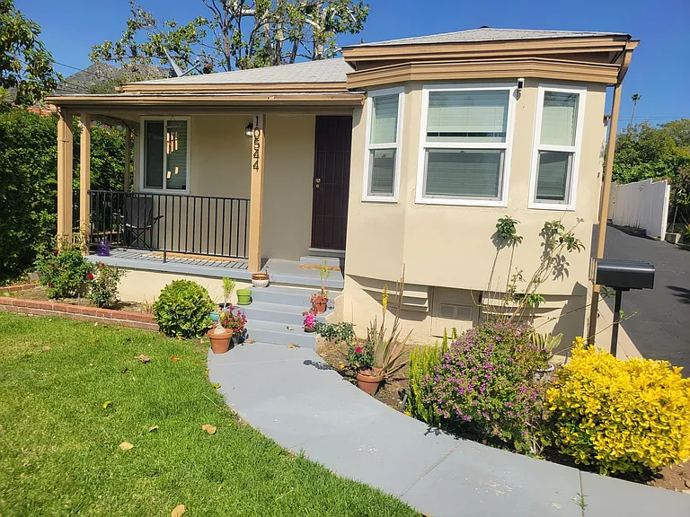 10544 Helendale Ave — Photo 1