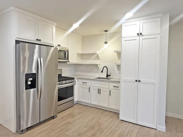 2554 27th St APT B, Sacramento, CA 95818