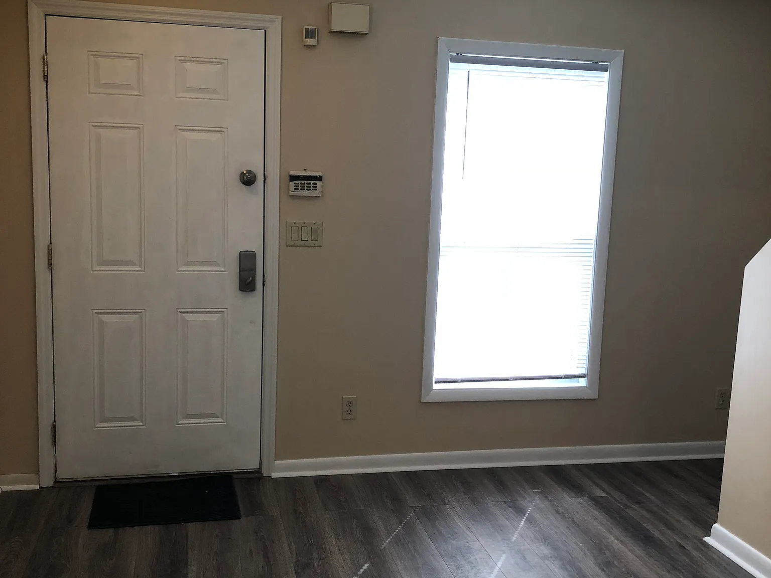 3 bed, 1.5 bath, 1148 sqft, $2,000 — Photo 2