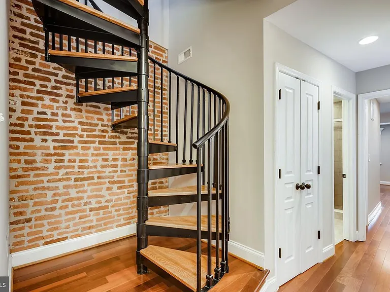 130 W Ostend St — Photo 21