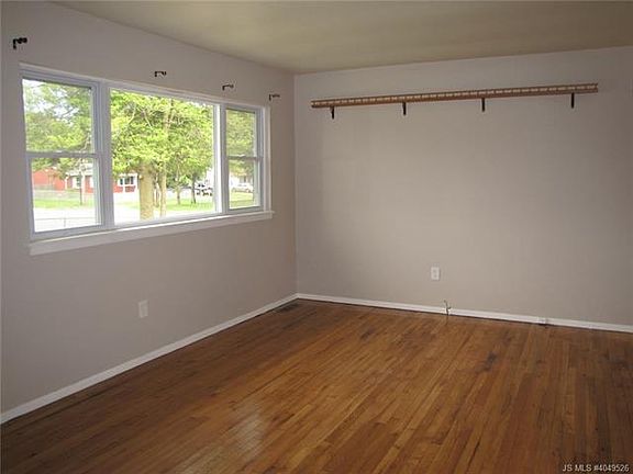 5th image of 7 Laurel Blvd