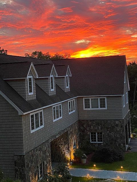 1st image of 10 Deer Hill Ln