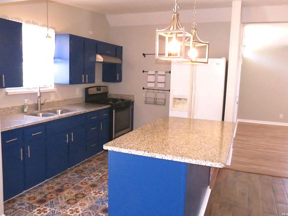 3rd image of 710 Karen Ln