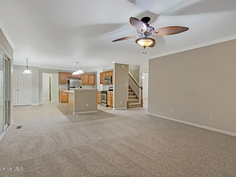 102 Huntington Ct — Photo 9