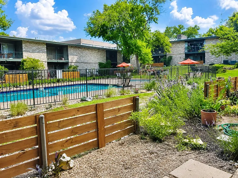 1304 Mariposa Dr #114 — Photo 16