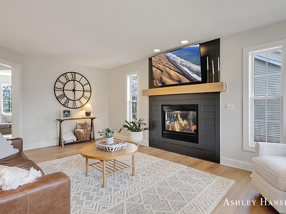 4th image of 5358 Royale Ct NE