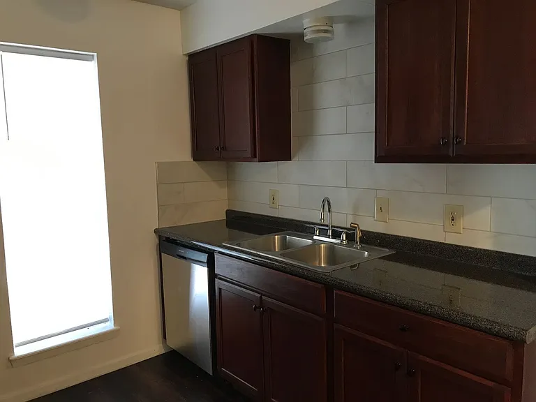 4 Broadway Ct — Photo 3