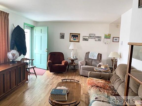 4th image of 1160 Cathryn Ave
