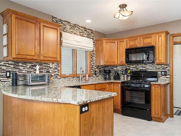 4th image of 15 Thomas Dr