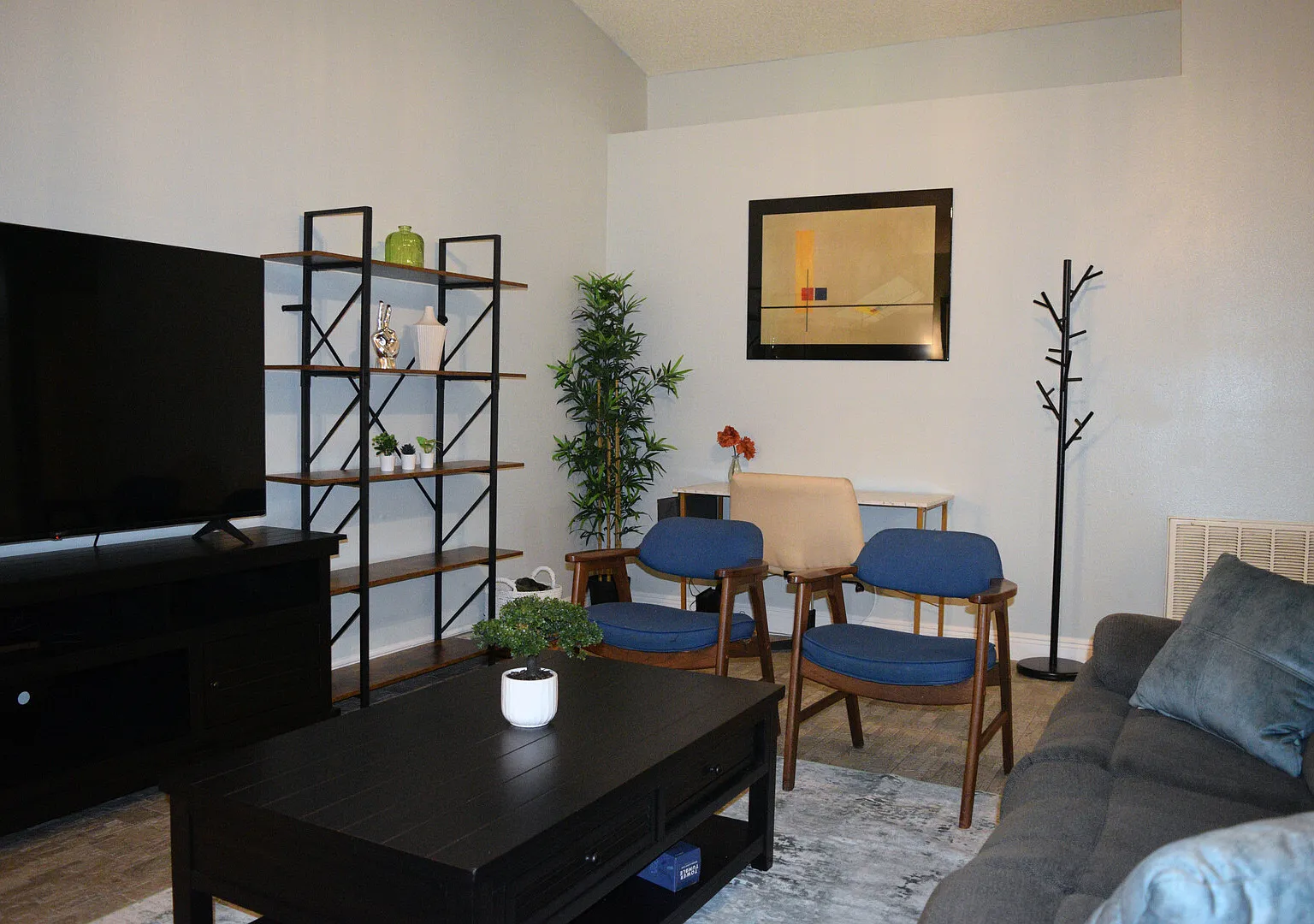 Spacious 3 BR Villa with Private Pool + Backyard — Photo 2