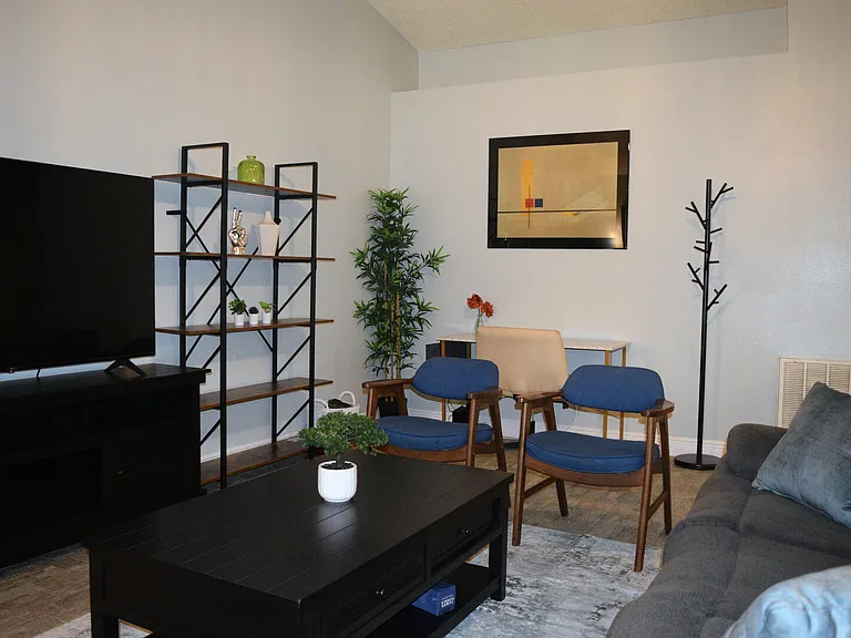 Quail Hollow Ave — Photo 2