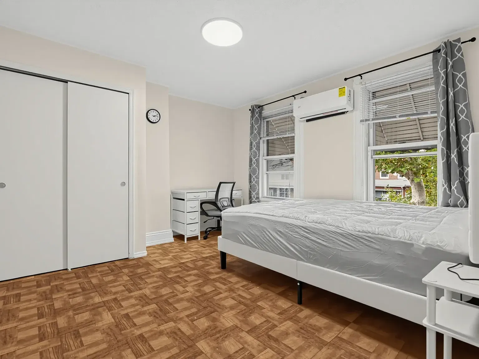 5 bed, 800 sqft, $1,250 — Photo 2