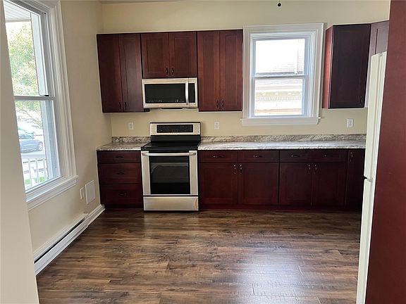 4th image of 660 E Maiden St
