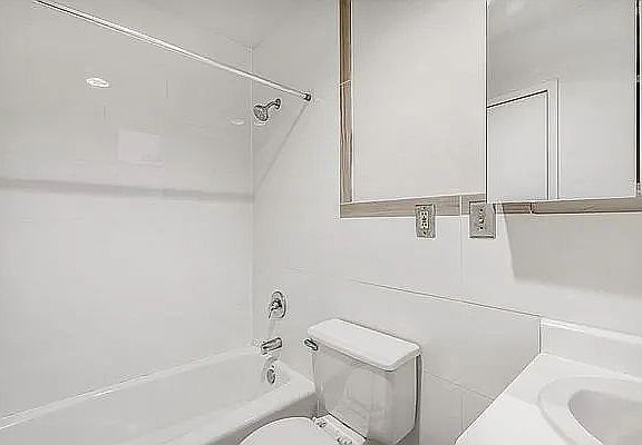 5th image of 231 E 53rd St #4F