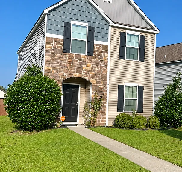 917 Yarrow Ln — Photo 1