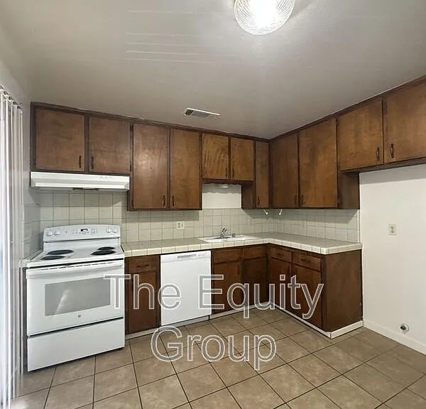 733 S County Center Dr #H — Photo 4