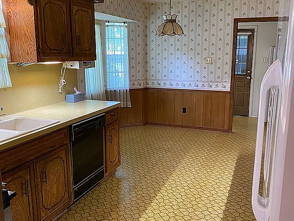 Breakfast nook off kitchen