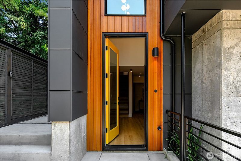 3rd image of 8022 Fauntleroy Way SW