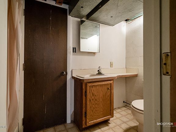 5th image of 805 Pioneer Ave