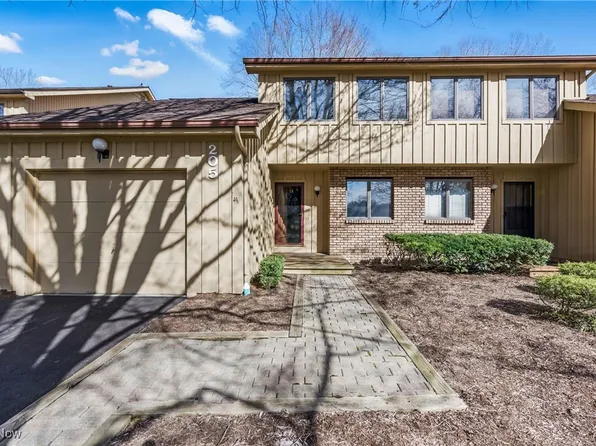 205 Tournament Trl, Cortland, OH 44410