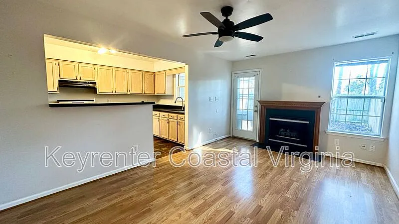 3 bed, 2.5 bath, 1500 sqft, $2,050 — Photo 3
