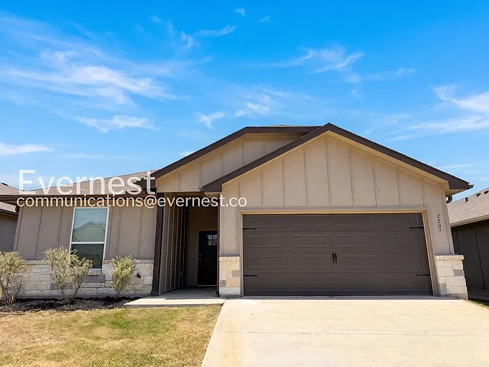 4 bed, 2.0 bath, 1752 sqft, $1,945 — Photo 2