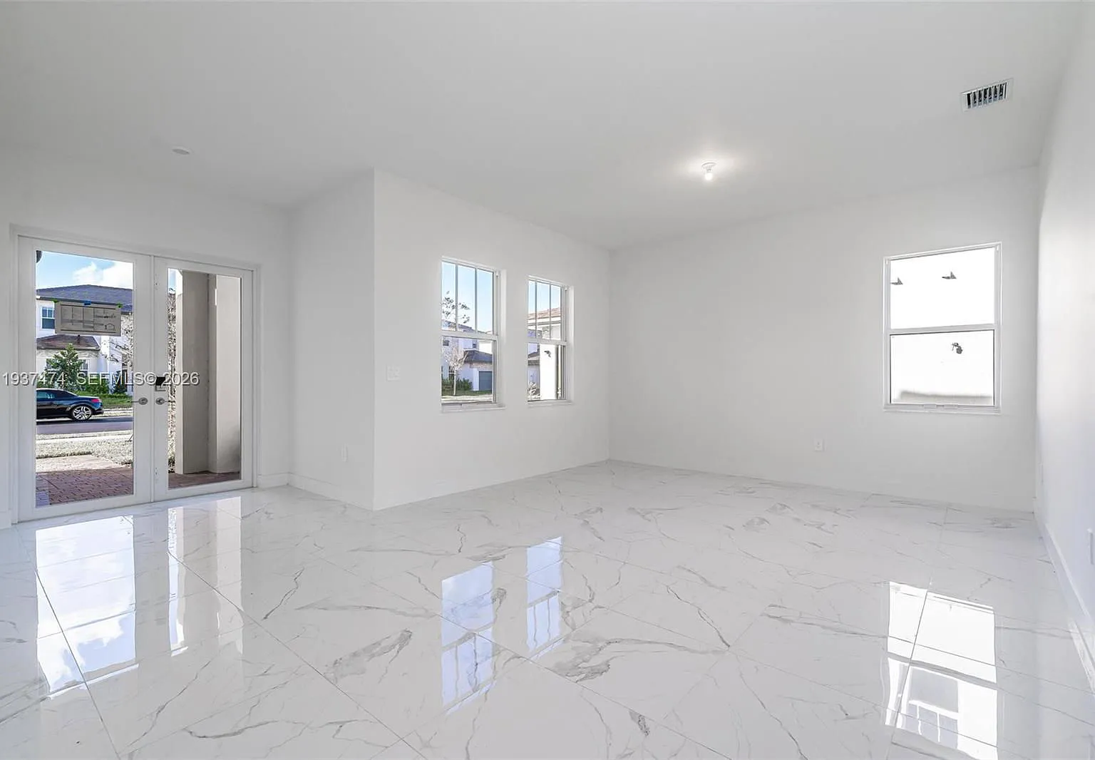5 bed, 4.5 bath, 3698 sqft, $8,250 — Photo 4