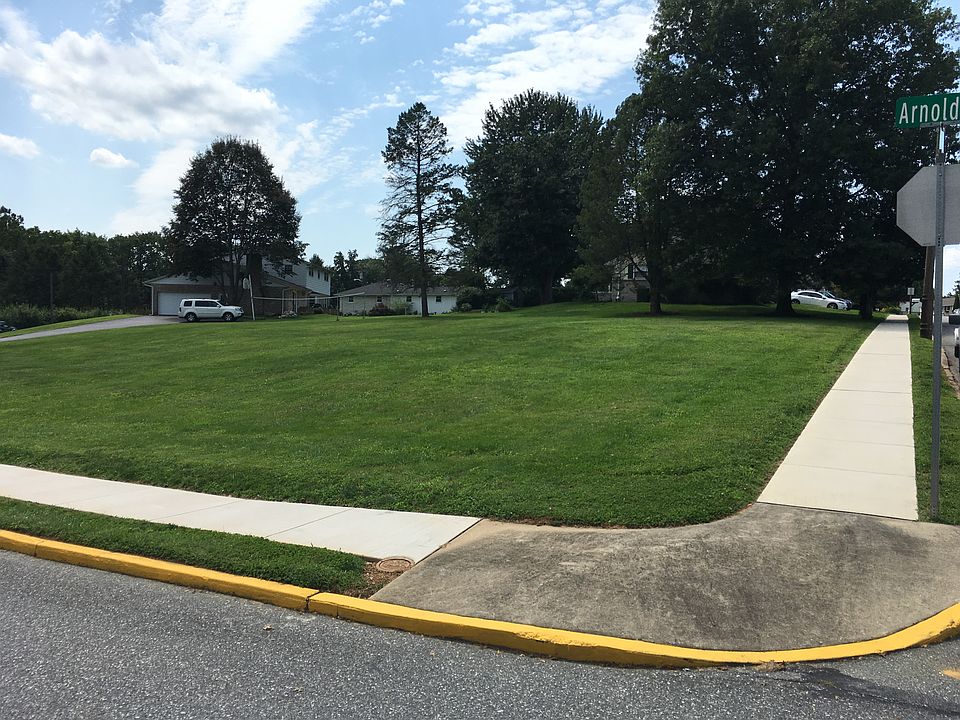 2nd image of 412 Leaman Ln