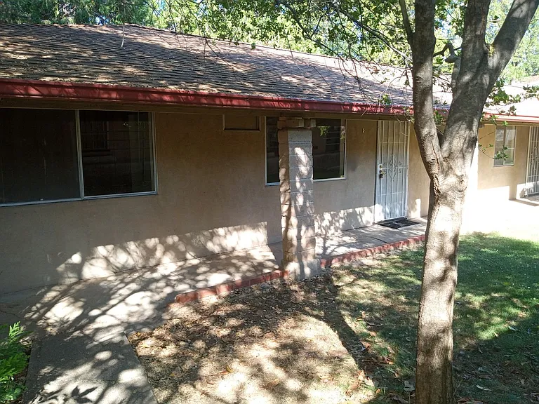 172-190 Racetrack St — Photo 1