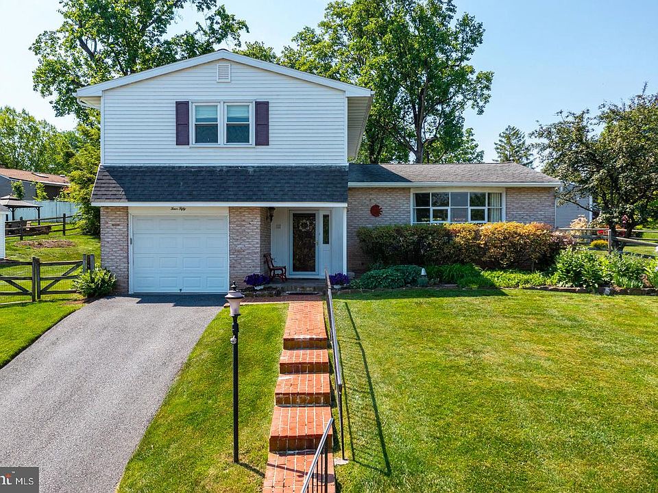 1st image of 450 Silver Brook Dr
