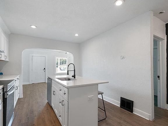 4th image of 4216 Paseo Blvd