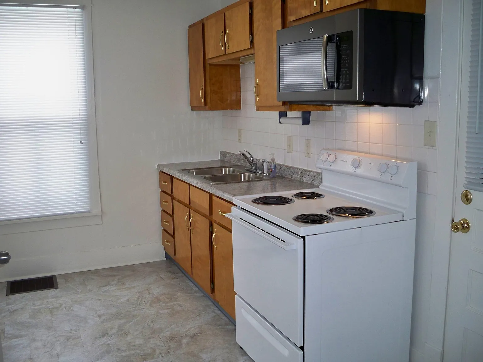 1 bed, 1.5 bath, 1200 sqft, $895 — Photo 2